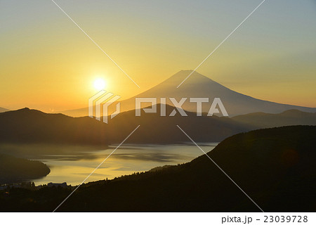 箱根大観山から富士山夕景 23039728