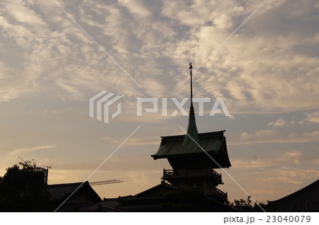 京都の夕暮れ 23040079