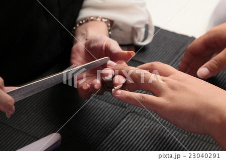 爪のケアをする女性 23040291