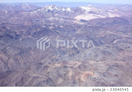 南米チリ、美しく晴れわたる夏のアンデス山脈 南米チリ、美しく晴れわたる夏のアンデス山脈 23040545