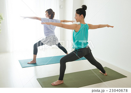 ヨガをする女性（ウォーリア2） 23040678