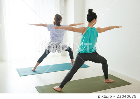 ヨガをする女性（ウォーリア2） 23040679