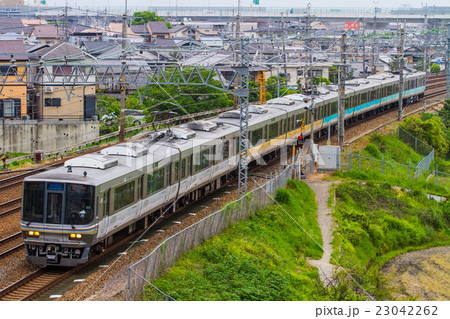 223系2000番台通勤形電車 新快速の写真素材 [23042262] - PIXTA