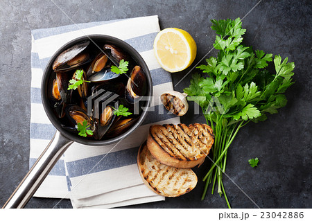 Mussels and bread toasts Mussels and bread toasts 23042886