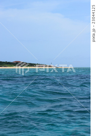 海から見る小浜島 23044125