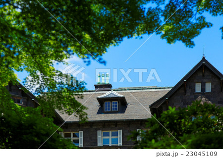 若葉と新緑の旧古河庭園の洋館と青い空 23045109