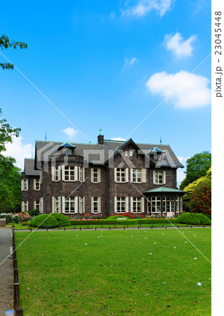 若葉と新緑の旧古河庭園の洋館と青い空 23045448