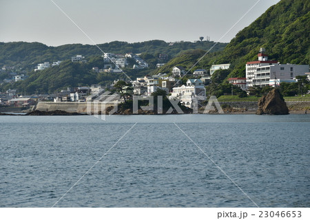 秋谷漁港から見る立石海岸 23046653