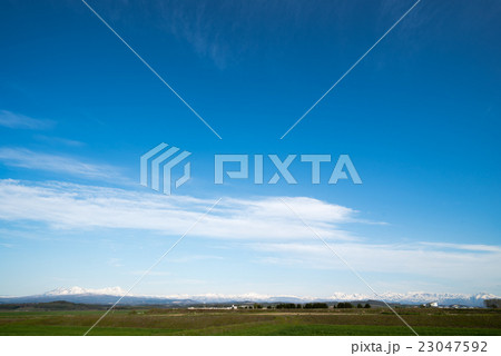 旭川空港のそばから大雪山連峰を望む(黒岳,旭岳〜十勝岳) 23047592