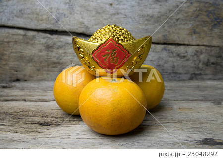 Mandarin oranges with decorative gold nugget Mandarin oranges with decorative gold nugget 23048292