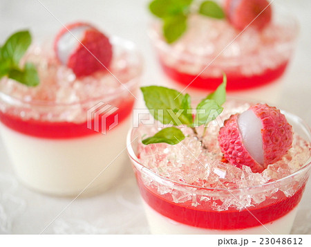 ライチのパンナコッタ リネン背景(横位置アップ) ライチのパンナコッタ リネン背景(横位置アップ) 23048612