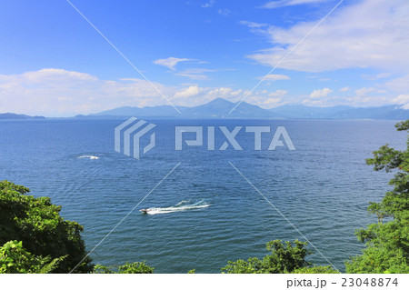 猪苗代湖と磐梯山 23048874