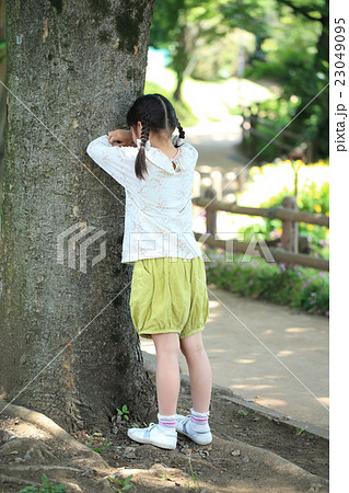 公園で遊ぶ小学生女子の写真素材