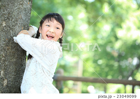 公園で遊ぶ小学生女子の写真素材