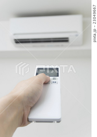 エアコンの電源を入れる 23049667