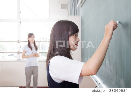 教壇の前の先生と答える生徒 23049684