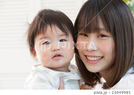 赤ちゃんと母親 23049985