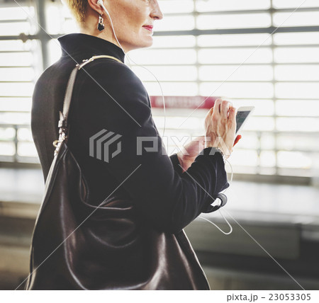 Platform Waiting Businesswomen Contemporary Concept Platform Waiting Businesswomen Contemporary Concept 23053305