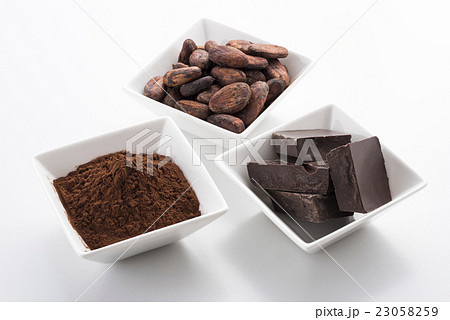 チョコレートとココアパウダーとカカオ豆 23058259
