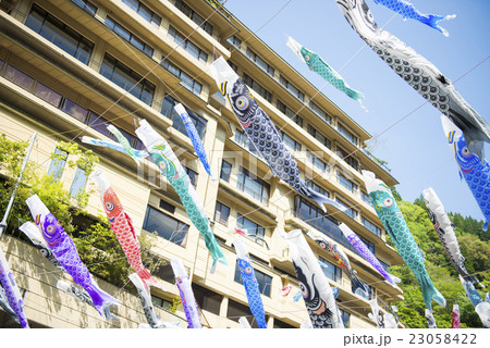 杖立温泉の鯉のぼり 23058422