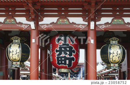 Huge lanterns hanging in the Hozomon gate  23058752
