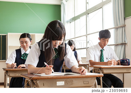 中学校の授業を受ける生徒たち 23059693