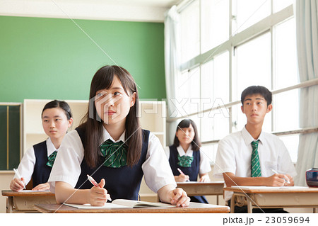 中学校の授業を受ける生徒たち 中学校の授業を受ける生徒たち 23059694