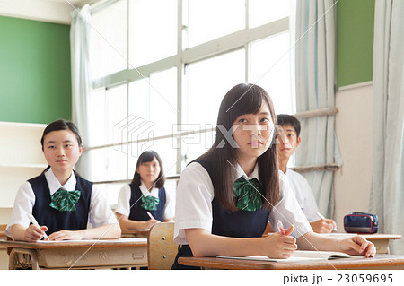 教室で真剣な表情の学生たち 4人 23059695