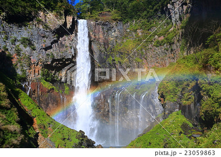 華厳の滝と虹 23059863