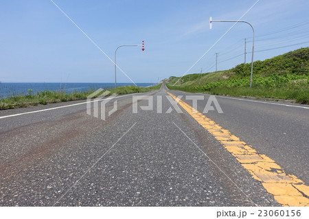 真っ直ぐ伸びるオロロンラインと日本海。北海道にて。2016年6月11日 23060156