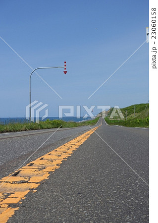 真っ直ぐ伸びるオロロンラインと日本海。北海道にて。2016年6月11日 23060158