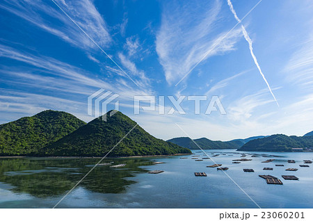 牡蠣筏と飛行機雲 23060201