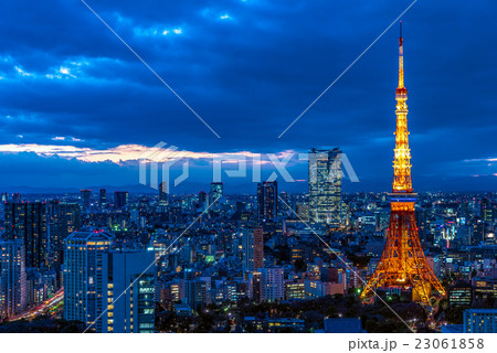 東京タワーと東京都心の夕景 23061858