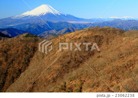 晩秋の丹沢・鍋割山と富士山 23062238