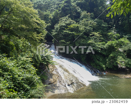 森の中を流れる滝 森の中を流れる滝 23062459