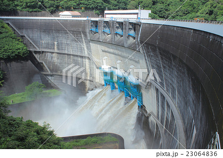 京都府宇治市　天ヶ瀬ダムの放水 23064836