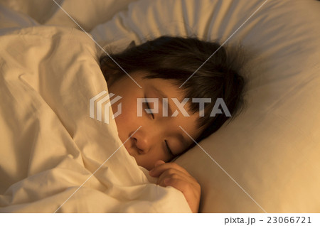 熟睡する子供 熟睡する子供 23066721