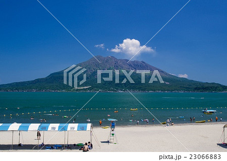 夏の磯海水浴場と桜島 夏の磯海水浴場と桜島 23066883