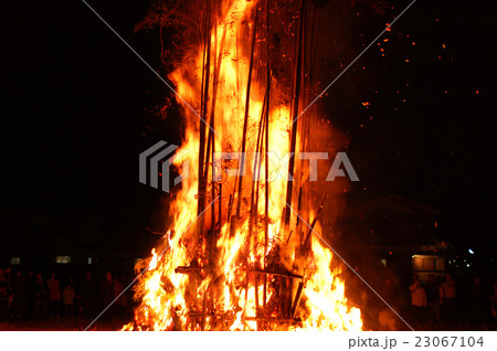 年始の風物詩とんど焼きの風景 23067104
