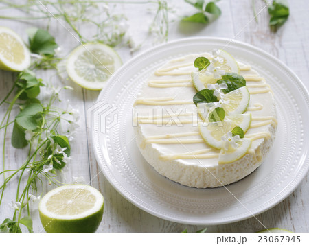 白いお皿とフロマージュ 23067945