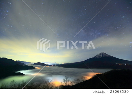 精進湖パノラマ台から星空 雲海と富士山の写真素材