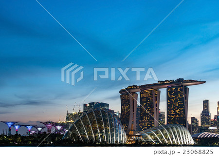 シンガポール・マリーナベイエリア　夕景 23068825