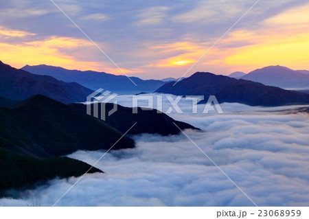 精進湖パノラマ台から見る雲海と夜明けの山並み 23068959