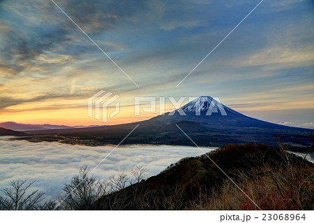 精進湖パノラマ台から見る夜明けの富士山と雲海の写真素材