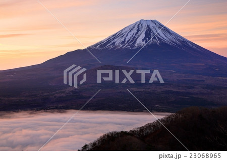 精進湖パノラマ台から夜明けの富士山と雲海 23068965