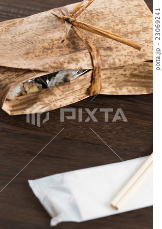 たべもの お弁当 竹皮に包んだお結び弁当 たべもの お弁当 竹皮に包んだお結び弁当 23069241