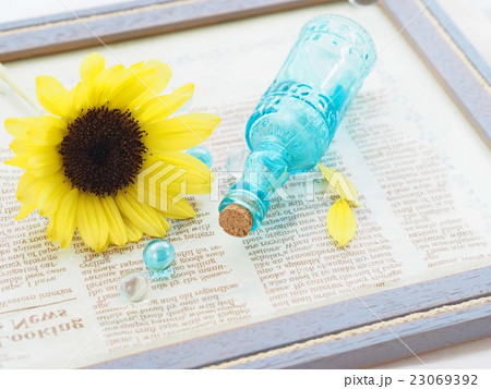 ひまわりと青いボトル 23069392