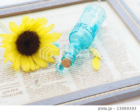 ヒマワリと青いボトル 23069393