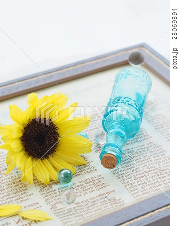 ひまわりと青いボトル ひまわりと青いボトル 23069394
