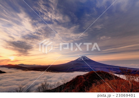 富士山と精進湖の朝日の写真素材 Fyi02627117 ストックフォトのamanaimages Plus